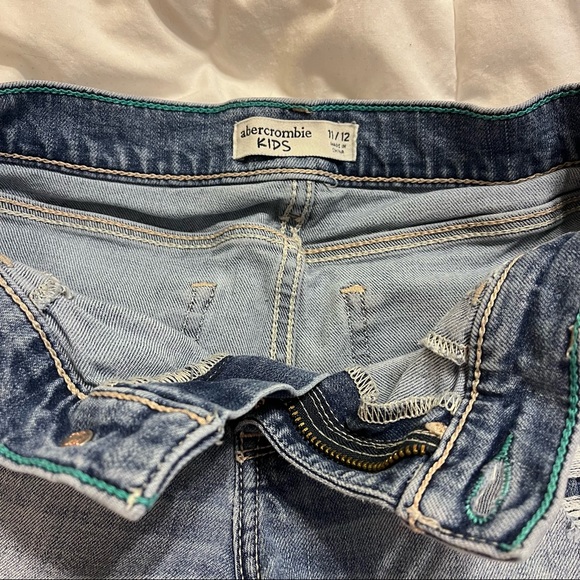 Abercrombie kids girls size 11/12 shorts.  EUC distressed denim - Picture 2 of 6